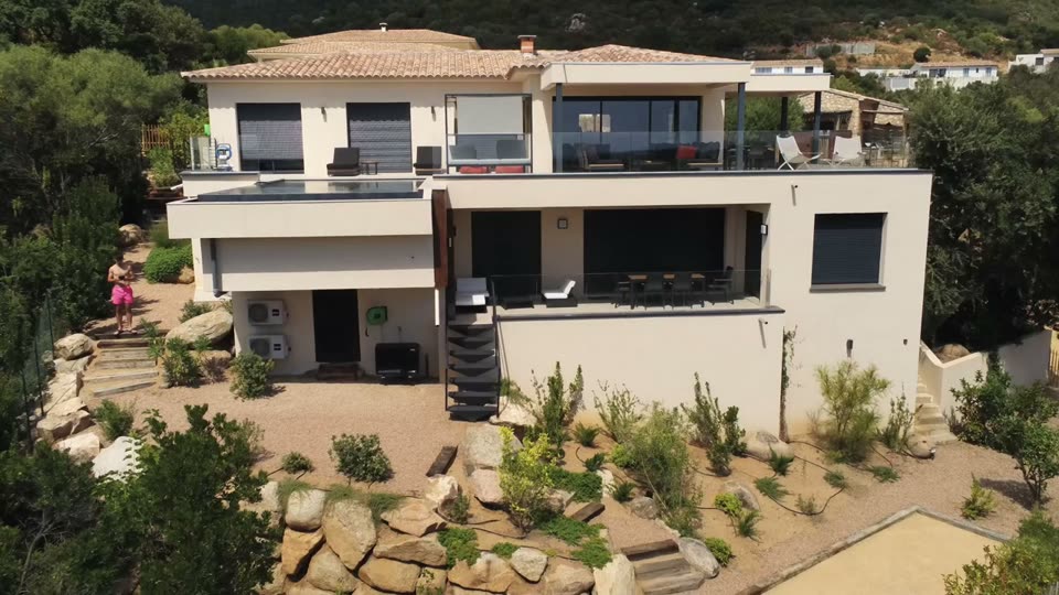 Casa Paradisu vue du ciel : sa façade, ses terrasses sur deux niveaux et le jardin en restanques.