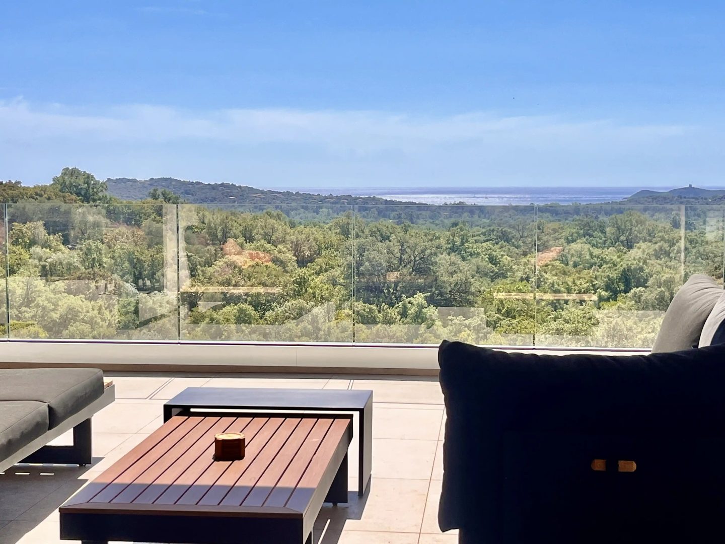 La terrasse haute et le bassin, bordés d’un garde-corps en verre.